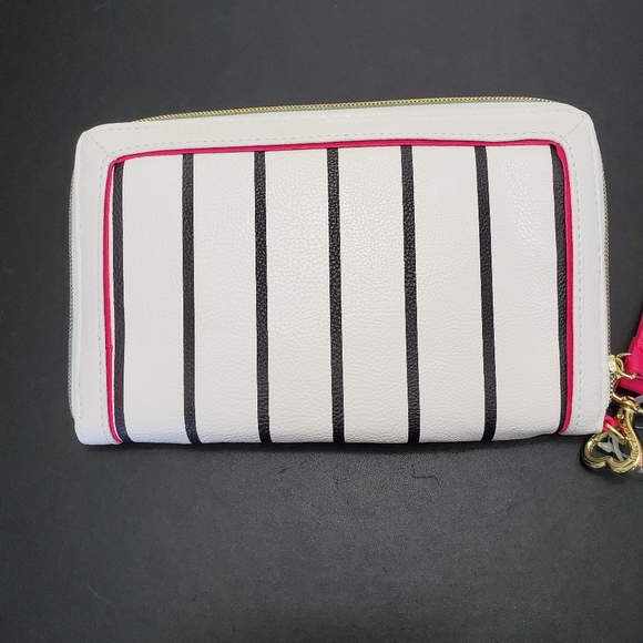 *** Betsey Johnson Flowered Bow Wallet - Picture 2 of 8